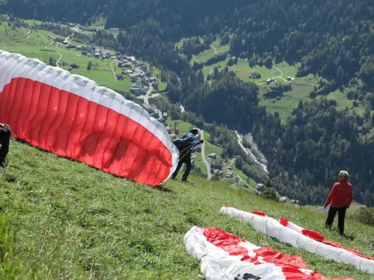 Décolage d'un parapente au-dessus du val de Bagne
